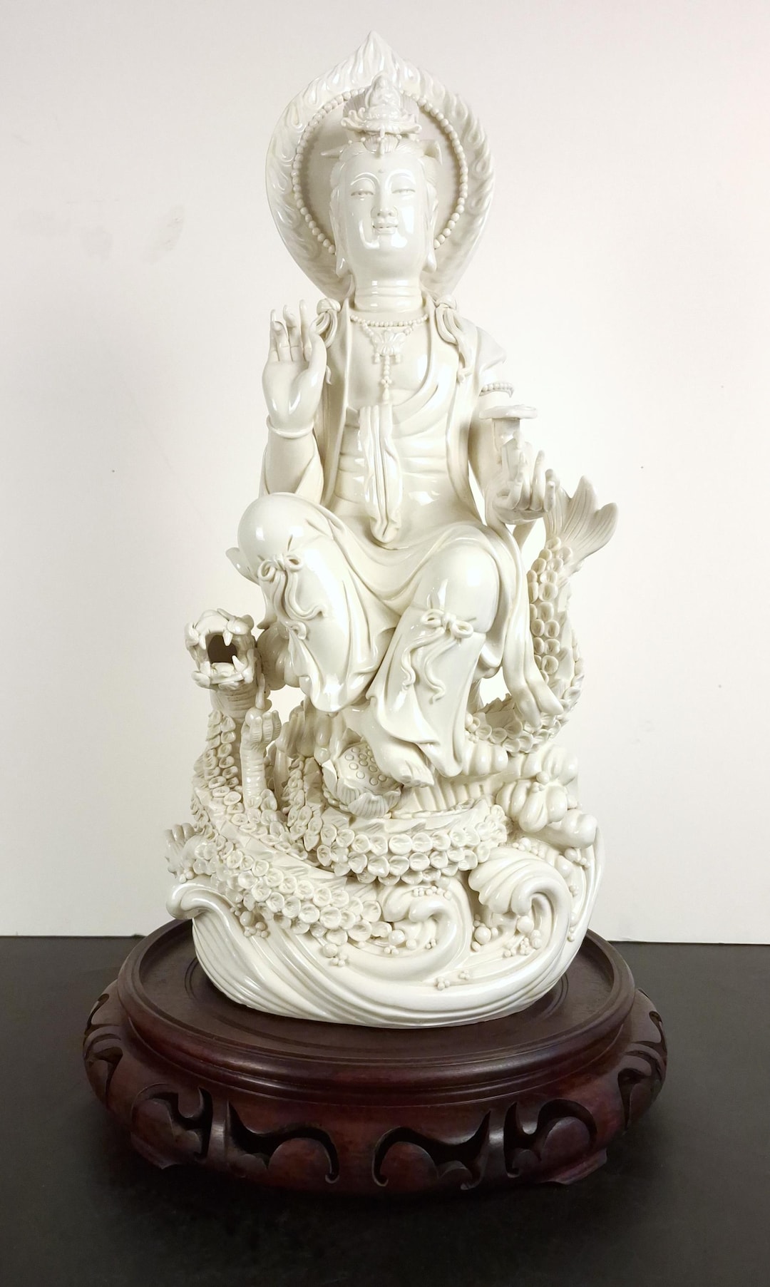 中国の徳化磁器に描かれた龍の玉座に座る観音像 - Etsy 日本