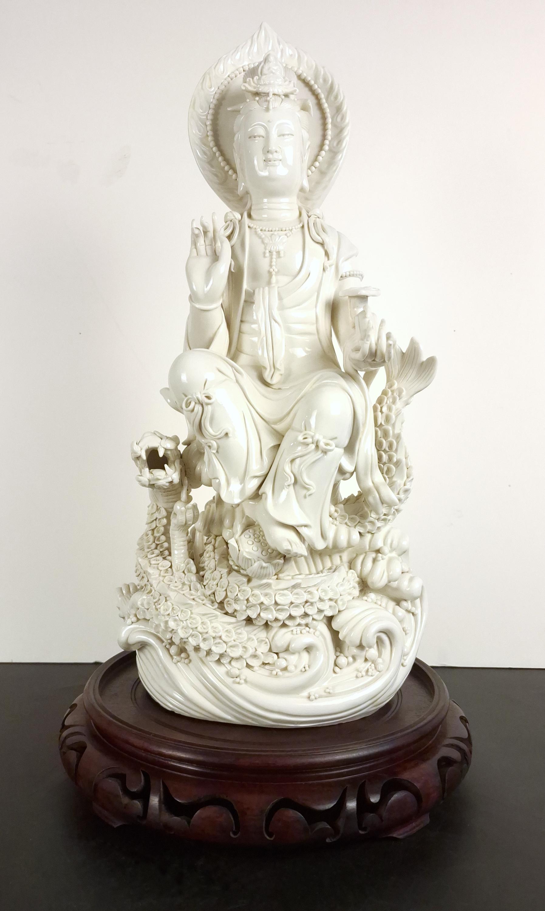 中国の徳化磁器に描かれた龍の玉座に座る観音像 - Etsy 日本