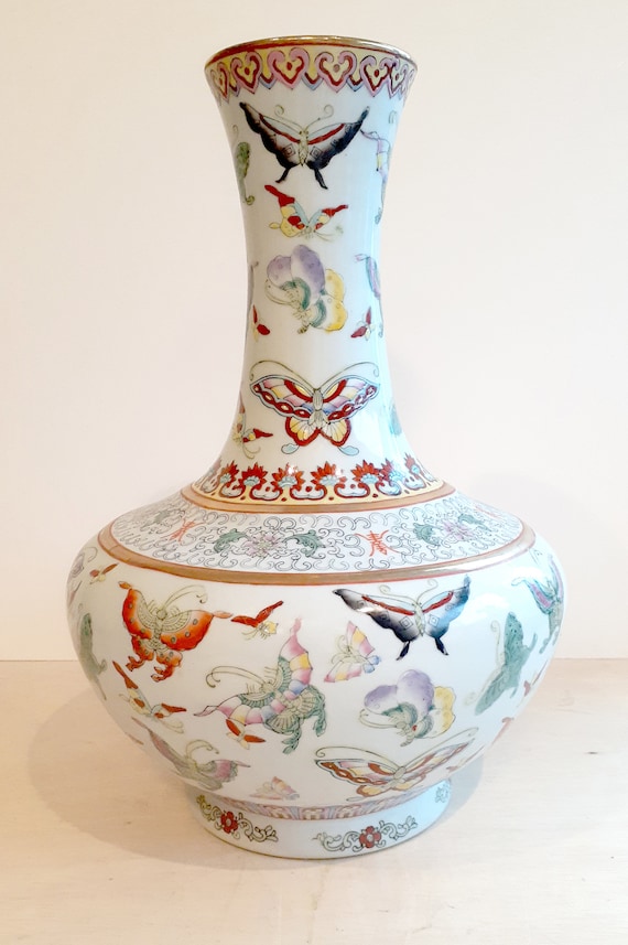 Wucai Porcelain Tianqiuping Vase - Butterfly Design Wucai Porcelain Tianqiuping Vase - Butterfly Design