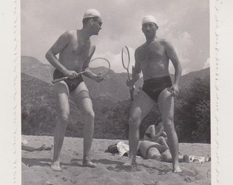 Zwei liebevolle, gutaussehende junge Männer mit nacktem Oberkörper, gewölbten Badehosen, Strand, Gay, Int. Ursprünglicher Volksmund, gefundener Vintage-alter Foto-Schnappschuss