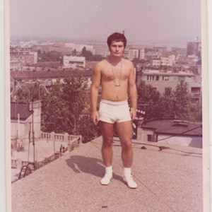 Homem jovem bonito e carinhoso, sem camisa, corpo musculoso, tronco nu, calções, praia, gay, int, foto original, vernáculo, encontrada