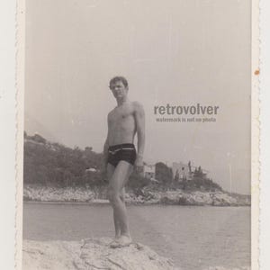Homem jovem bonito e carinhoso sem camisa, troncos volumosos incomuns, gay int, tronco nu, praia, foto original encontrada
