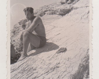Affettuoso bel giovane uomo senza camicia muscoloso rigonfiamento dei tronchi spiaggia Gay Int fisico vernacolare originale trovato vecchia foto d'epoca