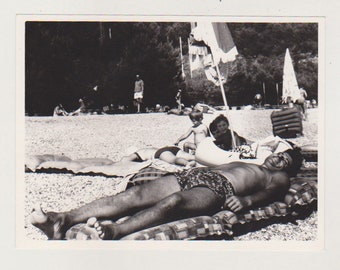 Affectionate Handsome Young Men Shirtless Muscular Bulge Trunks Beach Gay Int Snapshot Original Vintage Photo