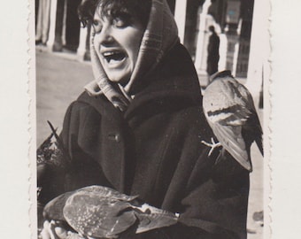 Charmante jeune femme chantant en nourrissant des pigeons de sa main Instant abstrait inhabituel Original langue vernaculaire trouvée vieille photo