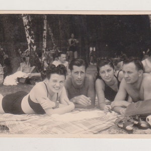 Aanhankelijk knappe jonge mannen shirtless gespierde Ardennen Trunks strand Gay Int w/jong badpak bikini vrouwen meisje vrouwelijke volkstaal foto