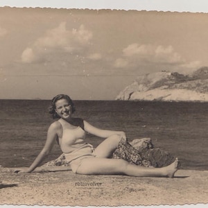 Jolie jeune femme bikini plage maillot de bain femme vieux instantané langue vernaculaire originale trouvée photo