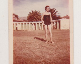 Vrij aantrekkelijke jonge vrouw strand bikini badpak dame abstracte originele lokale momentopname gevonden foto
