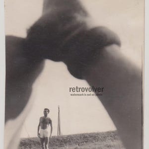 Através das pernas do homem, cara jovem e bonito, sem camisa, musculoso, boceta, gay, int, musculoso, torso nu, praia, foto original encontrada