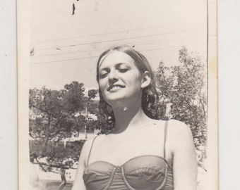Mujer Joven Bastante Atractiva Playa Bikini Traje De Baño Dama Resumen Instantánea Vernácula Original Foto Encontrada