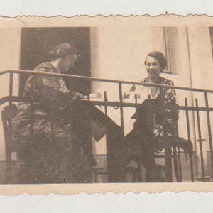 Foto encontrada Tática de terraço Duas jovens mulheres jogando cartas Instantâneo vernáculo original