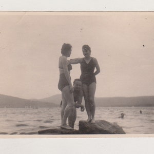 Aanhankelijk knappe jonge mannen shirtless gespierde Ardennen Trunks strand Gay Int w/jong badpak bikini vrouwen meisje vrouwelijke volkstaal foto