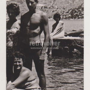 Homem jovem bonito e carinhoso sem camisa, troncos volumosos incomuns, gay int, tronco nu, praia, foto original encontrada