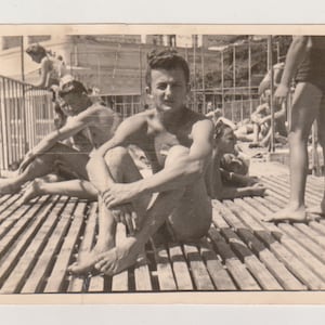 Homem jovem bonito e carinhoso, sem camisa, corpo musculoso, tronco nu, calções, praia, gay, int, foto original, vernáculo, encontrada