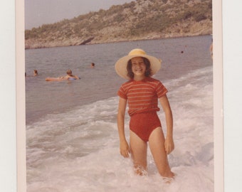 Bord de mer, petit chaperon rouge, jeune femme portant un chapeau de paille au bord de la mer Photo originale en langue vernaculaire trouvée, photo abstraite vintage