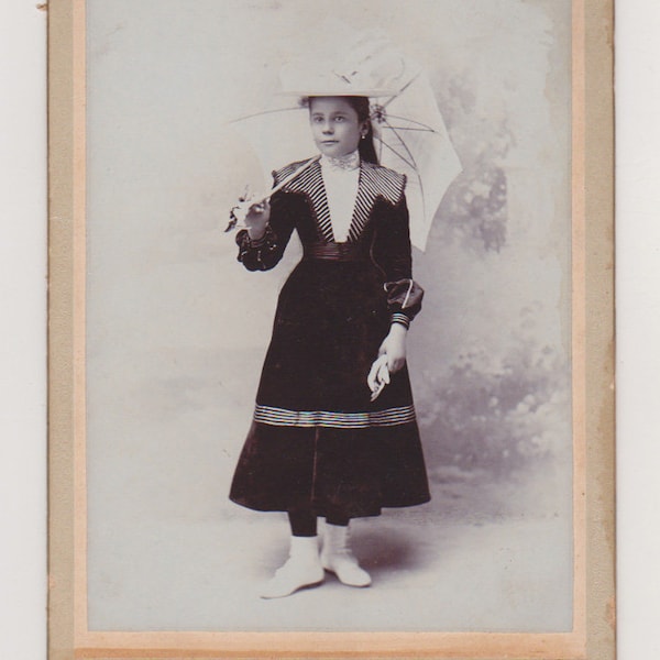 Gefunden Foto ziemlich attraktive junge Frau, gekleidet in der Finesse der 1900er Mode Antik Vogue Original Schnappschuss