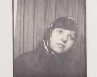 Douce petite fille avec un visage triste capturée dans une cabine photo Jeune femme Insolite Original original instantané photo trouvée Résumé vintage