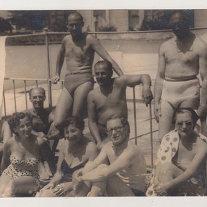 Aanhankelijk Knappe Man Shirtless Gespierd Lichaam Ardennen Naakte Torso Trunks Bikini Badpak Vrouwen Strand Gay Int Originele Snapshot Gevonden foto