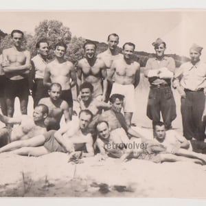 Homens jovens carinhosos e bonitos sem camisa, calções de banho inusitados, gays, int, carneiro, nu, tronco, praia, foto original encontrada