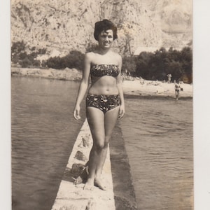 Jolie jeune femme bikini plage maillot de bain femme vieux instantané langue vernaculaire originale trouvée photo