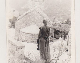 Ziemlich attraktive Junge Frau Nettes Weibliches Mädchen Ungewöhnliches Original einheimisches Schnappschuss Gefunden Foto Abstrakt Vintage