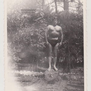 Homens jovens carinhosos e bonitos sem camisa, calções de banho inusitados, gays, int, carneiro, nu, tronco, praia, foto original encontrada