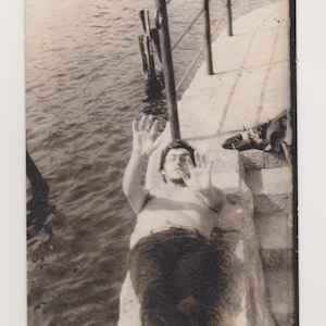 Homem jovem bonito e carinhoso, sem camisa, corpo musculoso, protuberância, tronco nu, jeans, praia, gay, int, foto original, vernáculo, encontrada