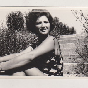 Jolie jeune femme bikini plage maillot de bain femme vieux instantané langue vernaculaire originale trouvée photo