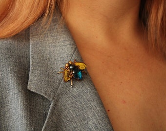 Petite broche mouche, épingle insecte volant brodée