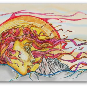 Op de afbeelding: Een kleurrijke illustratie van een vrouwen gezicht met golvend rood haar, tegen een gele en oranje zon. Het gezicht van de vrouw is gedeeltelijk bedekt door haar haar, en ze lijkt naar beneden te kijken naar een bergketen op de voorgrond. De achtergrond is een lichtblauwe lucht met roze en oranje wolken.