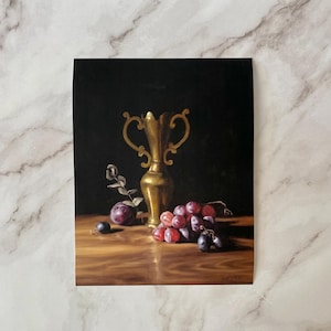 Vaso in ottone dorato e uva rosa di O. Alina / Stampa artistica