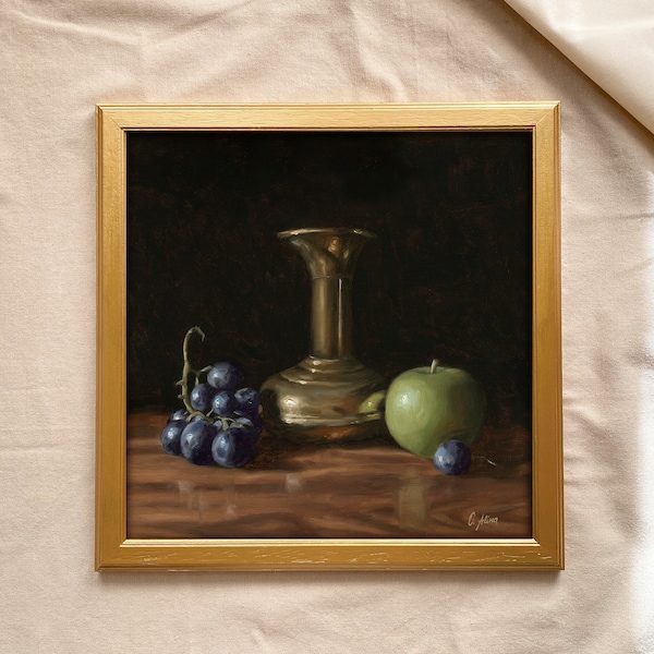 Vase en laiton doré avec pomme verte et raisins noirs Clair-obscur Peinture à l'huile de fruits Nature morte Peinture impressionniste à l'huile sur carton entoilé