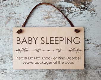 Ne pas frapper ou sonner à la porte de bébé qui dort / Ne pas déranger / Accroche-porte personnalisé / Plaque de porte personnalisée / Plaque de porte bébé endormi
