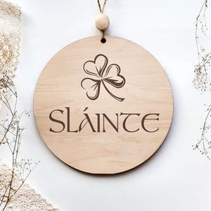 Letrero de bienvenida celta - Letrero irlandés Slainte, decoración del día de San Patricio, letrero de puerta con bendición irlandesa, Cead Mile Failte - Porche personalizado o colgante de pared