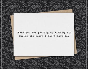 Puede incluir: Una tarjeta de felicitación blanca con el texto "thank you for putting up with my kid during the hours I don't have to." está colocada sobre un sobre marrón. El fondo es un patrón en blanco y negro de iconos escolares.