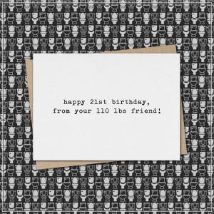 K&ouml;nnte beinhalten: Eine wei&szlig;e Geburtstagskarte mit dem Text "happy 21st birthday, from your 110 lbs friend!" liegt auf einem braunen Umschlag. Der Hintergrund zeigt ein sich wiederholendes Muster aus schwarz-wei&szlig;en Toilettenillustrationen.