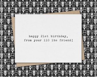 Può includere: Un biglietto di auguri bianco con la scritta "happy 21st birthday, from your 110 lbs friend!" è posto su una busta marrone. Lo sfondo presenta un motivo ripetuto di illustrazioni di servizi igienici in bianco e nero.