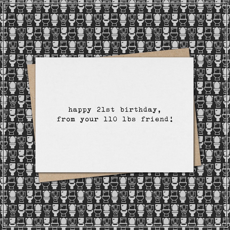 K&ouml;nnte beinhalten: Eine wei&szlig;e Geburtstagskarte mit dem Text "happy 21st birthday, from your 110 lbs friend!" liegt auf einem braunen Umschlag. Der Hintergrund zeigt ein sich wiederholendes Muster aus schwarz-wei&szlig;en Toilettenillustrationen.