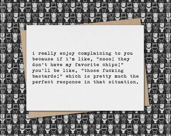 Puede incluir: Una tarjeta blanca con texto sobre un sobre marrón, sobre un fondo de patrón de inodoros en blanco y negro. La tarjeta dice: "Realmente disfruto quejarme contigo porque si soy como, "¡nooo! ¡no tienen mis papas fritas favoritas!" dirás, "¡esos malditos bastardos!" que es más o menos la respuesta perfecta en esa situación."