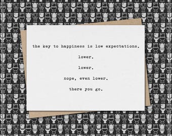 La clave de la felicidad: bajas expectativas. Ahí lo tienes. // Tarjeta de felicitación divertida y sarcástica para cualquier ocasión. // Porque sí.