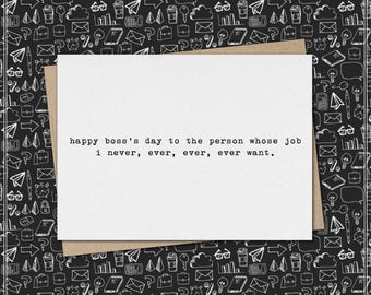 Puede incluir: Una tarjeta de felicitación blanca con el texto "happy boss's day to the person whose job I never, ever, ever, ever want." está colocada sobre un sobre marrón. El fondo es negro con ilustraciones blancas.