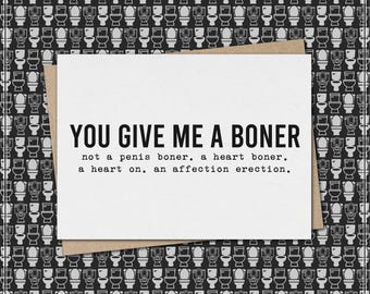 Könnte beinhalten: Eine weiße Grußkarte mit dem Text "YOU GIVE ME A BONER" in fetten schwarzen Buchstaben. Die Karte hat einen braunen Umschlag und befindet sich vor einem schwarz-weißen Toilettenmusterhintergrund.