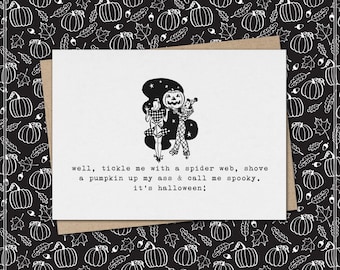 Peut inclure: Carte de vœux d'Halloween avec une illustration en noir et blanc de deux personnages, dont un avec une tête de citrouille. Le texte sur la carte dit : "well, tickle me with a spider web, shove a pumpkin up my ass & call me spooky. it's halloween!"