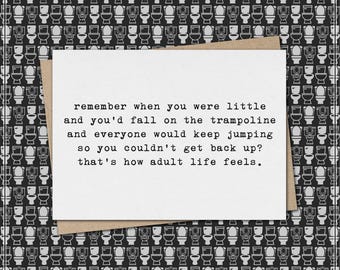 ¿Recuerdas cuando eras pequeño? Te caías en un trampolín y todos seguían saltando. Así es como se siente la vida adulta. // Tarjeta divertida y sarcástica.