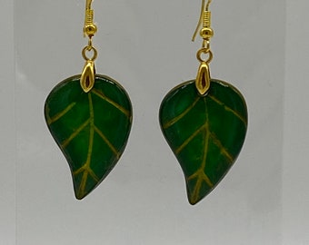 Boucles d’oreilles pendantes en résine Green Leaf