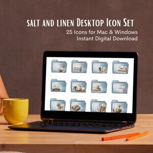 Può includere: Un set di icone per desktop intitolato Salt and Linen Desktop Icon Set, contenente 25 icone per Mac e Windows. Lo schermo del portatile mostra una griglia di icone di cartelle con immagini a tema costiero, barche a vela e accessori.