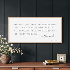 Cayó la lluvia, Mateo 7:25, letrero de madera, arte cristiano de pared, letrero de pared con las Escrituras, letrero con versículos bíblicos