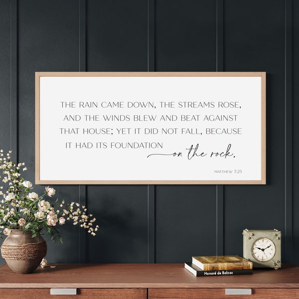 Cayó la lluvia, Mateo 7:25, letrero de madera, arte cristiano de pared, letrero de pared con las Escrituras, letrero con versículos bíblicos