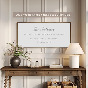 Peut inclure: Une enseigne murale rectangulaire avec un cadre en bois foncé et un fond blanc portant le texte noir The Andersons, BUT AS FOR ME AND MY HOUSEHOLD, WE WILL SERVE THE LORD, JOSHUA 24:15. L'enseigne est affichée au-dessus d'une console en bois.