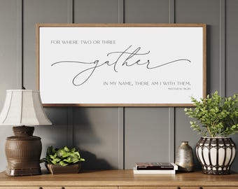 Puede incluir: Un letrero rectangular enmarcado con la palabra "gather" en escritura elegante. El letrero incluye el texto "For where two or three...Matthew 18:20." El letrero se muestra encima de un mueble de madera con una lámpara y plantas decorativas.